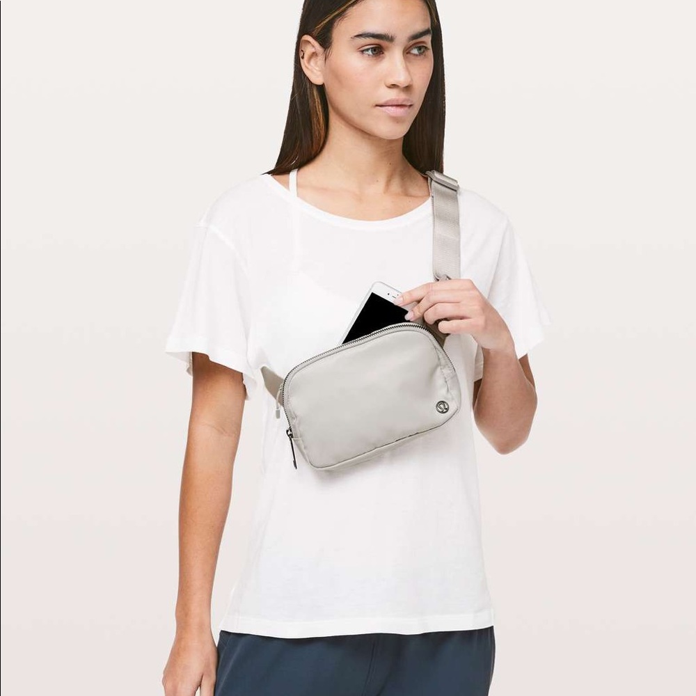NWT Lululemon Everywhere Crossbody Bag in Silver - Picture 4 of 4